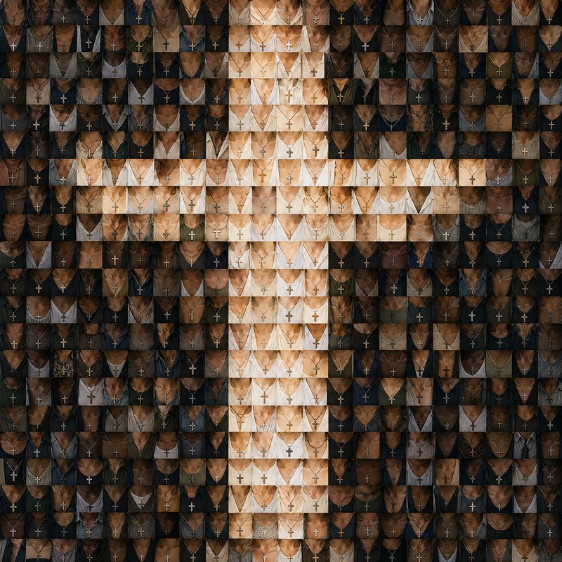 Mosaikk av mange bilder av halser med korskjede, som sammen danner ett stort, bredt kors.